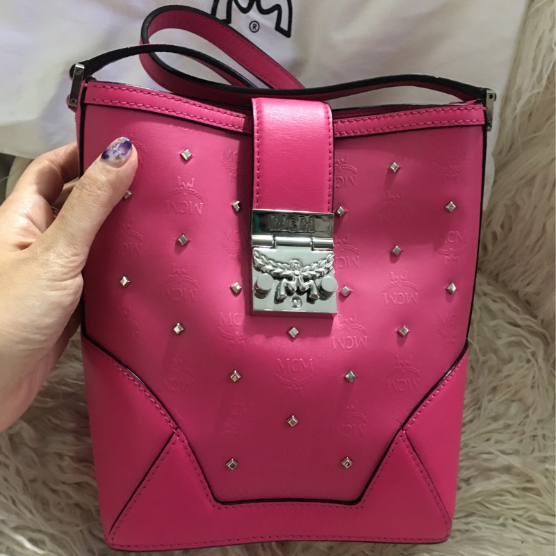 MCM 真皮 卯釘水桶包(肩背斜背包）-30