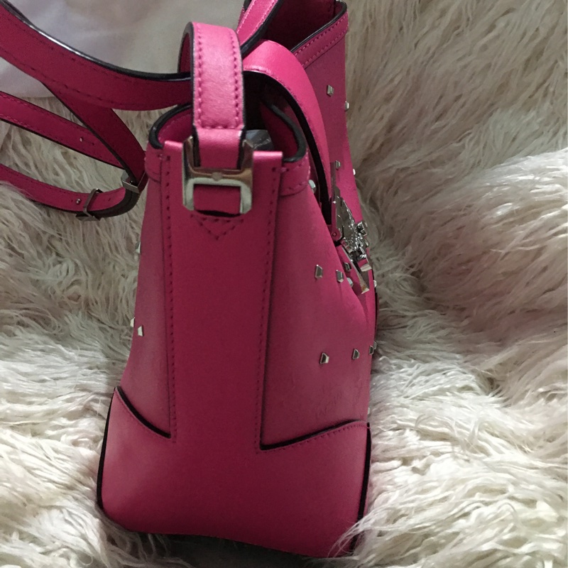 MCM 真皮 卯釘水桶包(肩背斜背包）-31