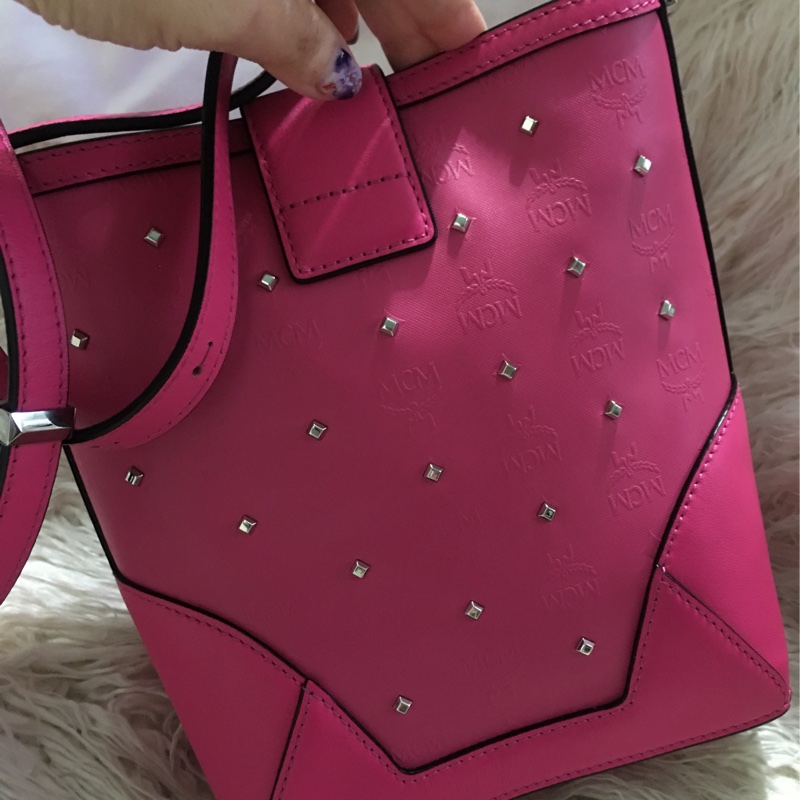 MCM 真皮 卯釘水桶包(肩背斜背包）-33
