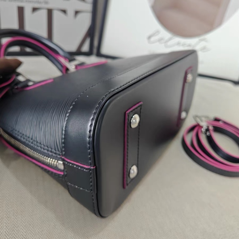 Louis Vuitton • Alma Bb 經典黑色水波紋貝殼包-2