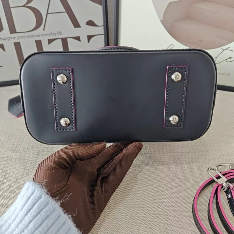 Louis Vuitton • Alma Bb 經典黑色水波紋貝殼包-3