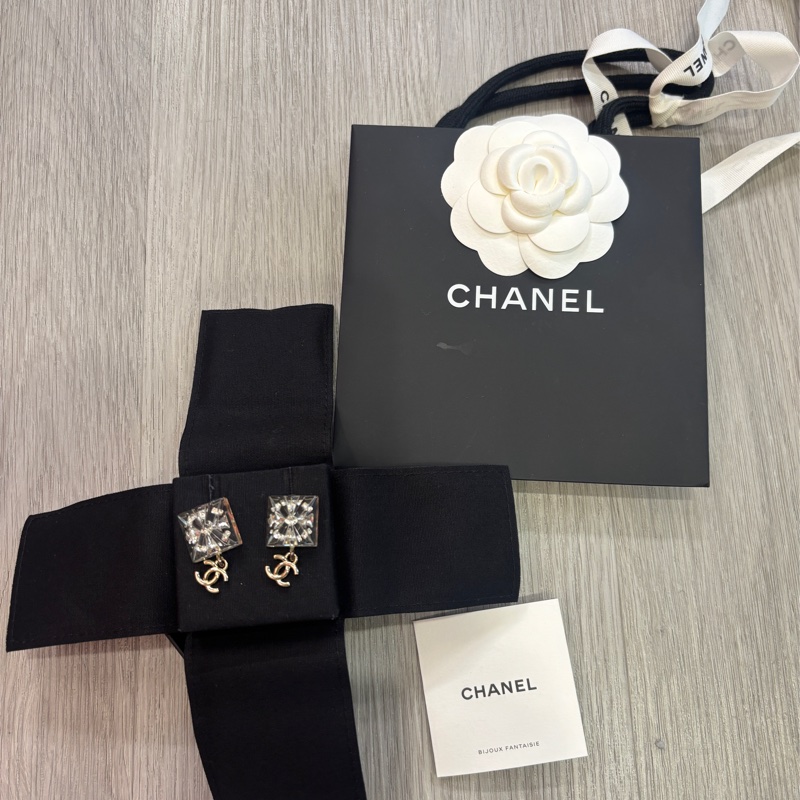Chanel冰磚淡金色耳環,適合簡約禮服或冬天配戴-3