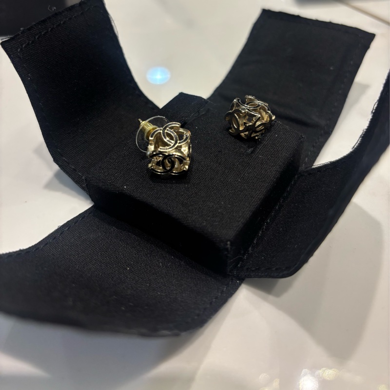 Chanel 高雅黑淡金立體珐瑯耳環-2