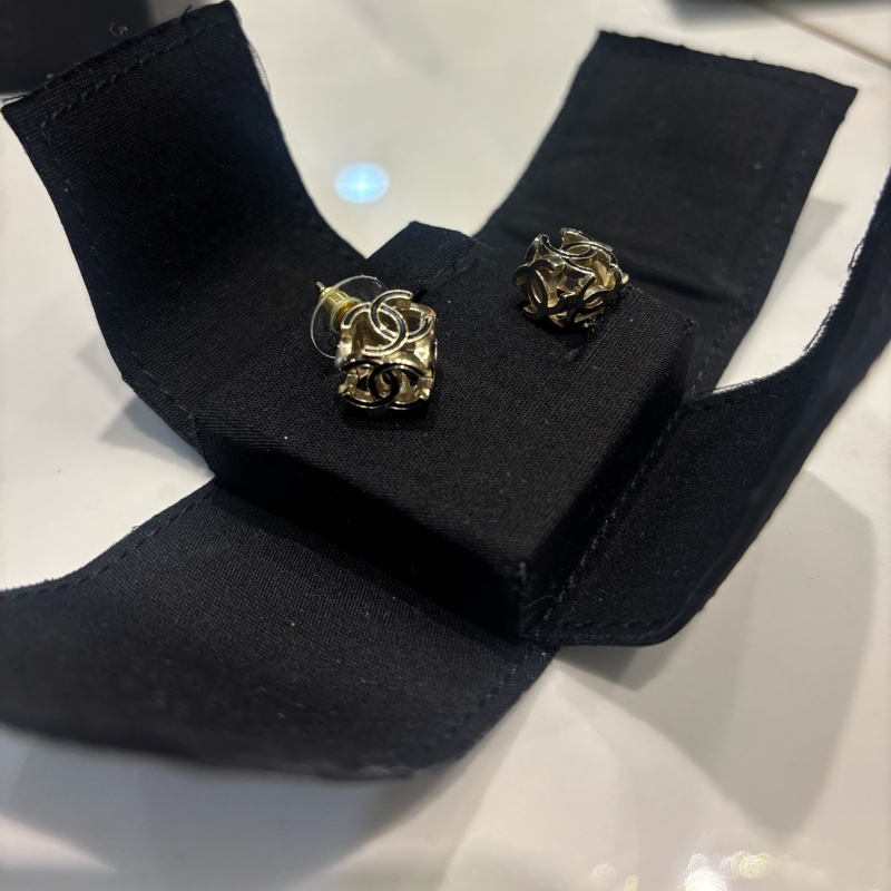 Chanel 高雅黑淡金立體珐瑯耳環-10