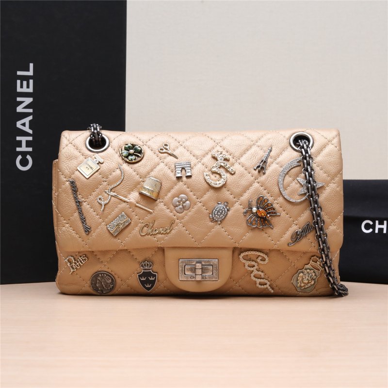 CHANEL 2.55口蓋包小號245號蝴蝶徽章菱格紋金色牛皮20開銀扣肩背包-0