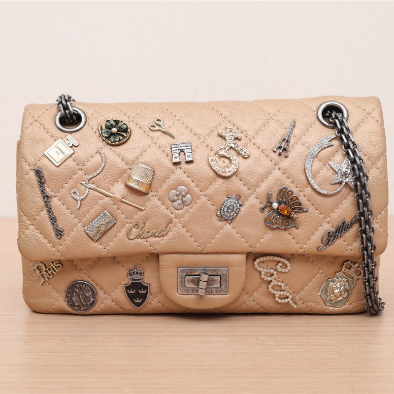 CHANEL 2.55口蓋包小號245號蝴蝶徽章菱格紋金色牛皮20開銀扣肩背包-1