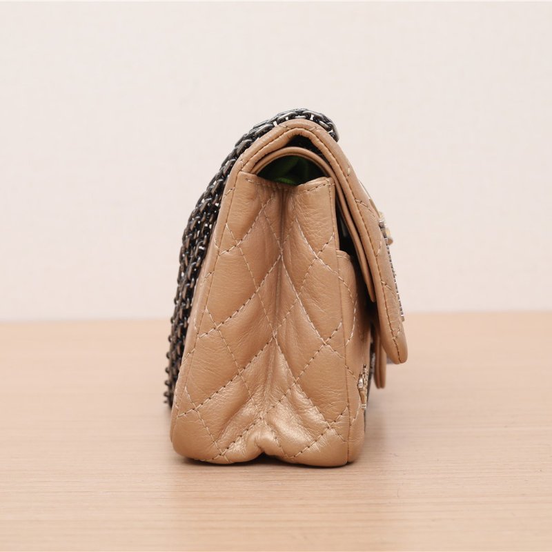 CHANEL 2.55口蓋包小號245號蝴蝶徽章菱格紋金色牛皮20開銀扣肩背包-4