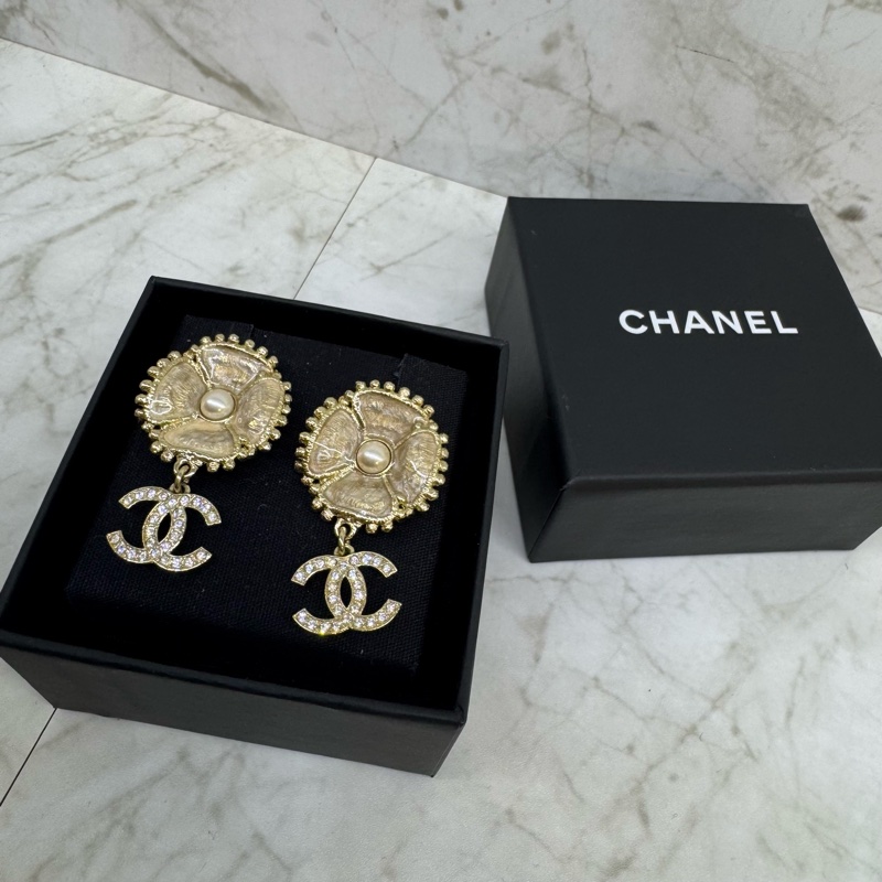CHANEL琉璃母貝花瓣雙C耳環-0