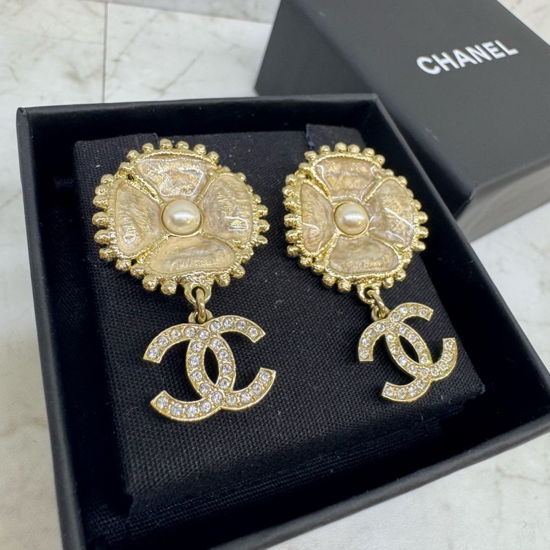CHANEL琉璃母貝花瓣雙C耳環-1