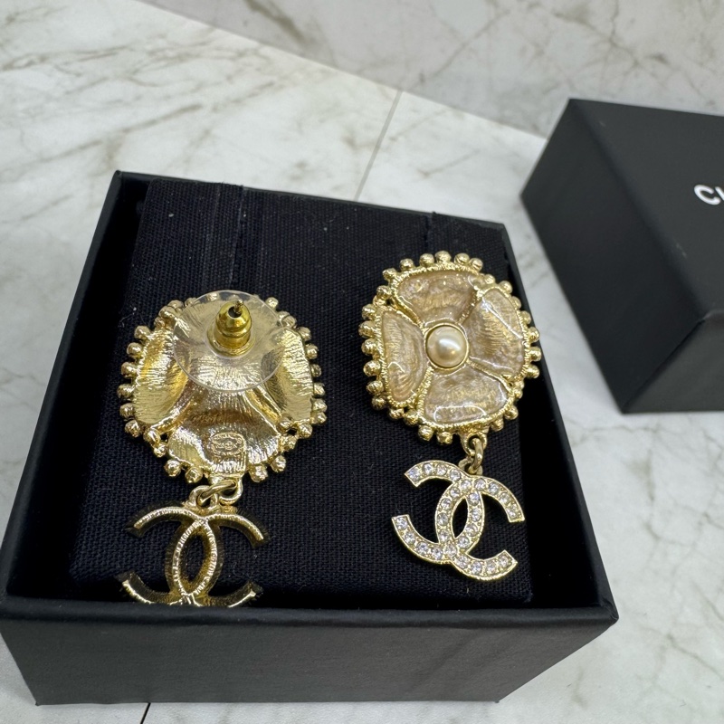 CHANEL琉璃母貝花瓣雙C耳環-2