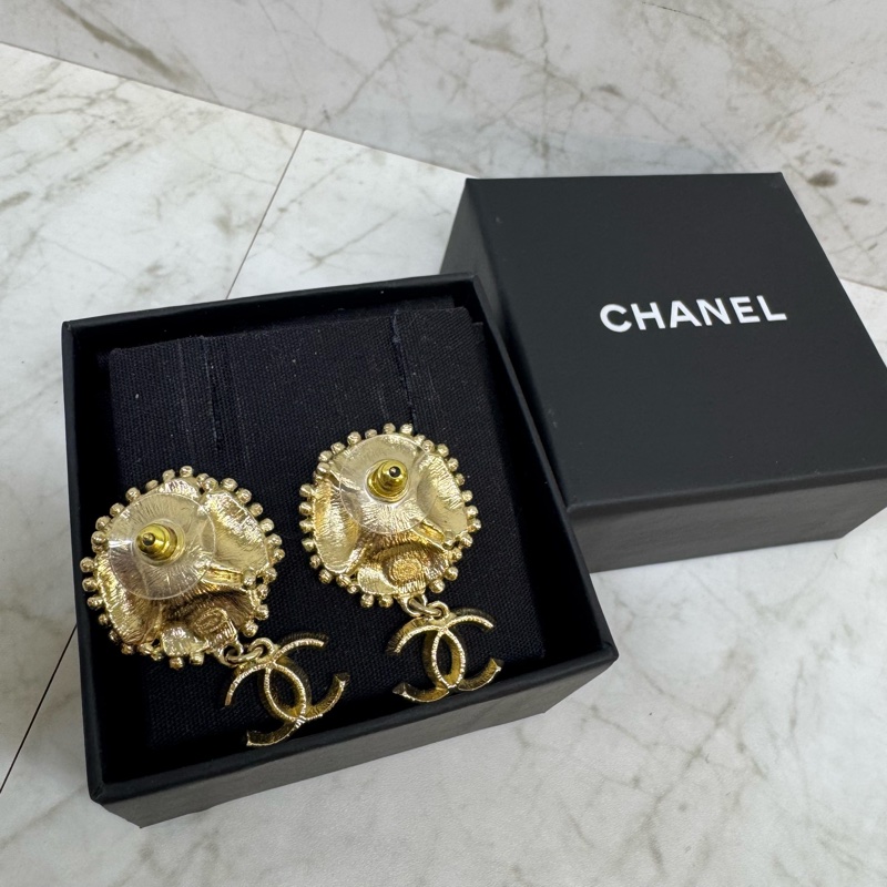 CHANEL琉璃母貝花瓣雙C耳環-3