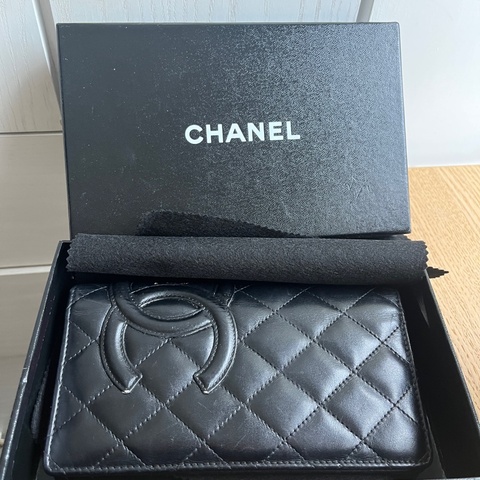 Vintage Chanel 長夾｜Cambon Ligne 經典菱格紋黑色皮革 × 螢光粉內裡