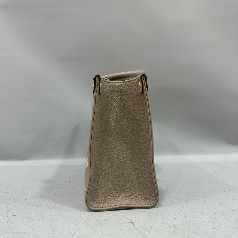 LV M45779 奶茶色牛皮壓紋in the go 斜背背 pm-1