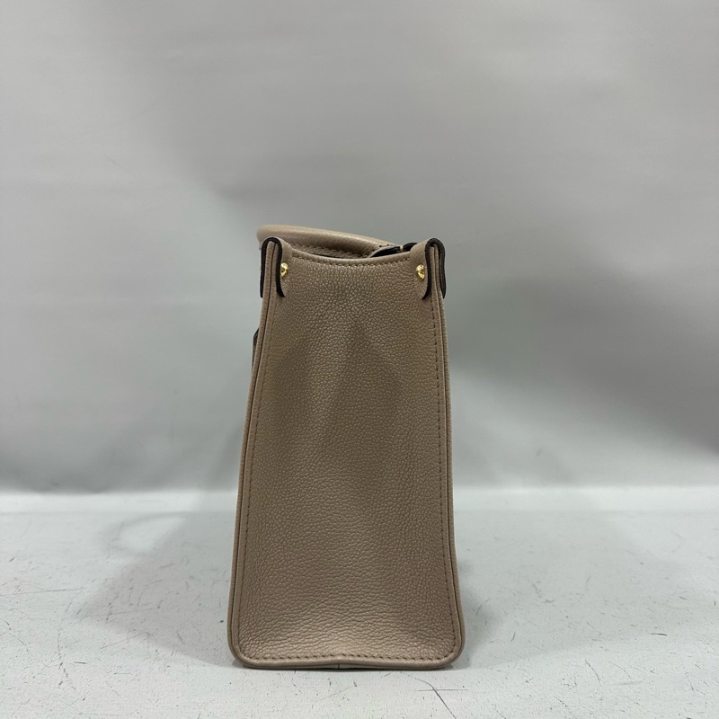 LV M45779 奶茶色牛皮壓紋in the go 斜背背 pm-3