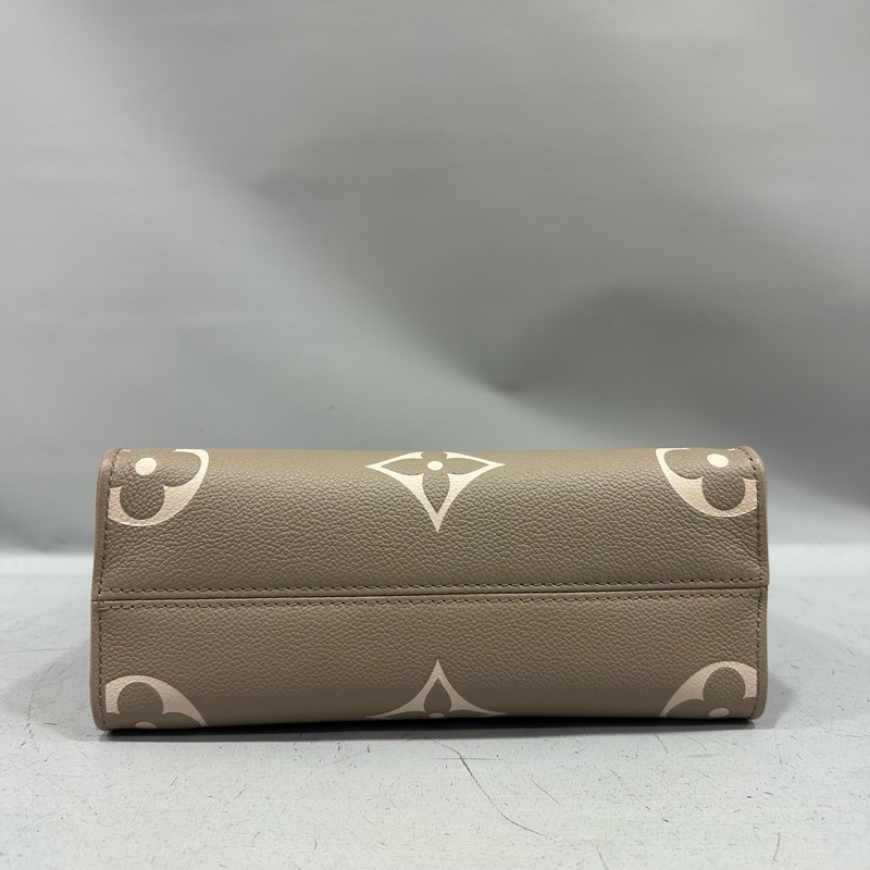 LV M45779 奶茶色牛皮壓紋in the go 斜背背 pm-4
