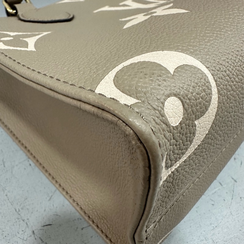 LV M45779 奶茶色牛皮壓紋in the go 斜背背 pm-5