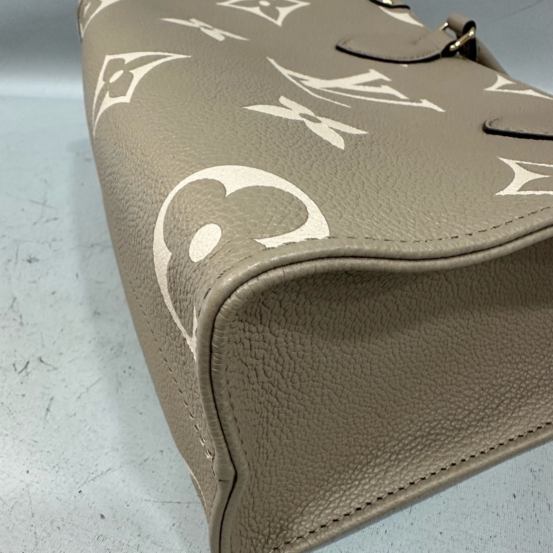 LV M45779 奶茶色牛皮壓紋in the go 斜背背 pm-6