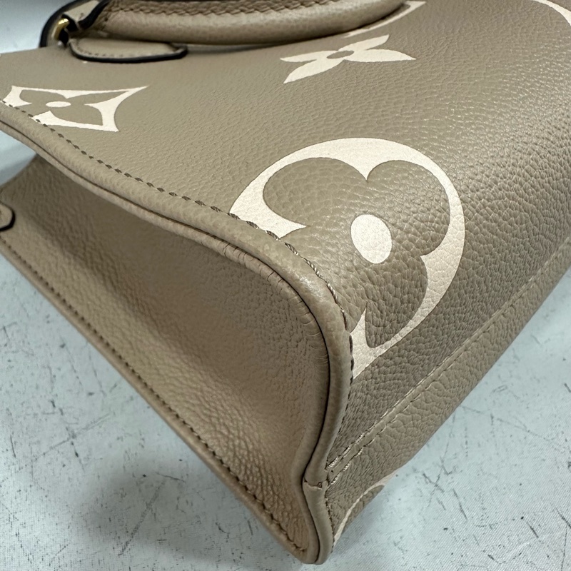 LV M45779 奶茶色牛皮壓紋in the go 斜背背 pm-7