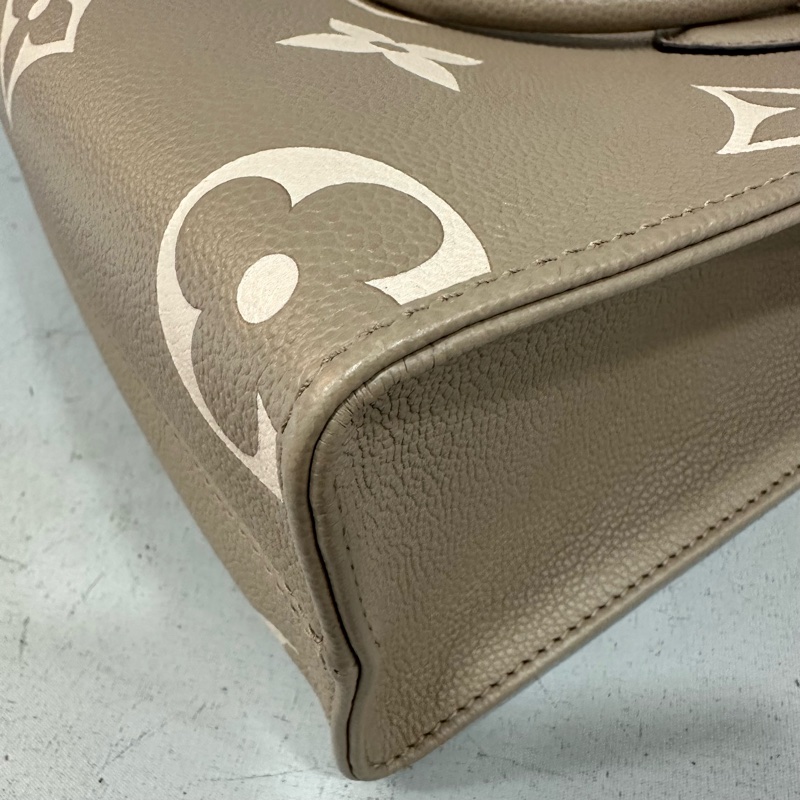 LV M45779 奶茶色牛皮壓紋in the go 斜背背 pm-8