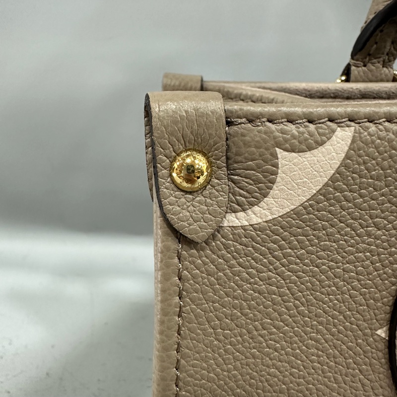 LV M45779 奶茶色牛皮壓紋in the go 斜背背 pm-12