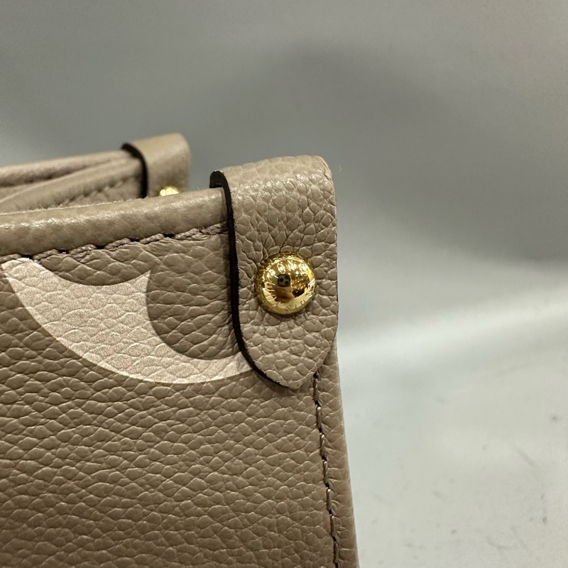 LV M45779 奶茶色牛皮壓紋in the go 斜背背 pm-13