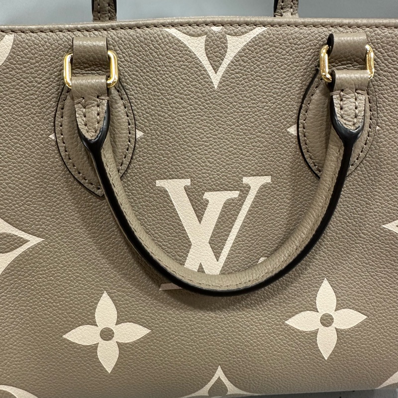 LV M45779 奶茶色牛皮壓紋in the go 斜背背 pm-14