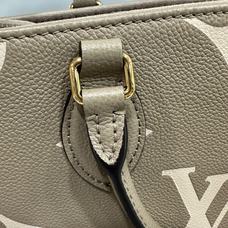 LV M45779 奶茶色牛皮壓紋in the go 斜背背 pm-15