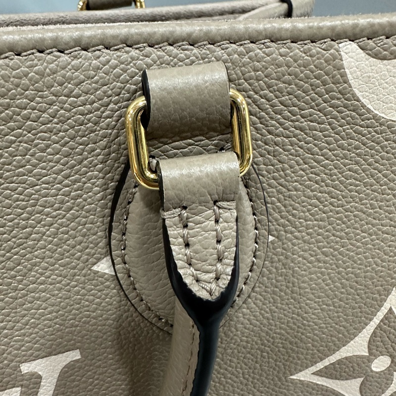 LV M45779 奶茶色牛皮壓紋in the go 斜背背 pm-16