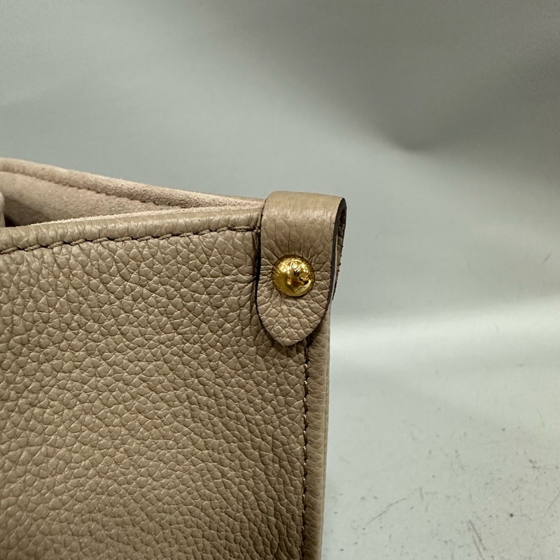 LV M45779 奶茶色牛皮壓紋in the go 斜背背 pm-19