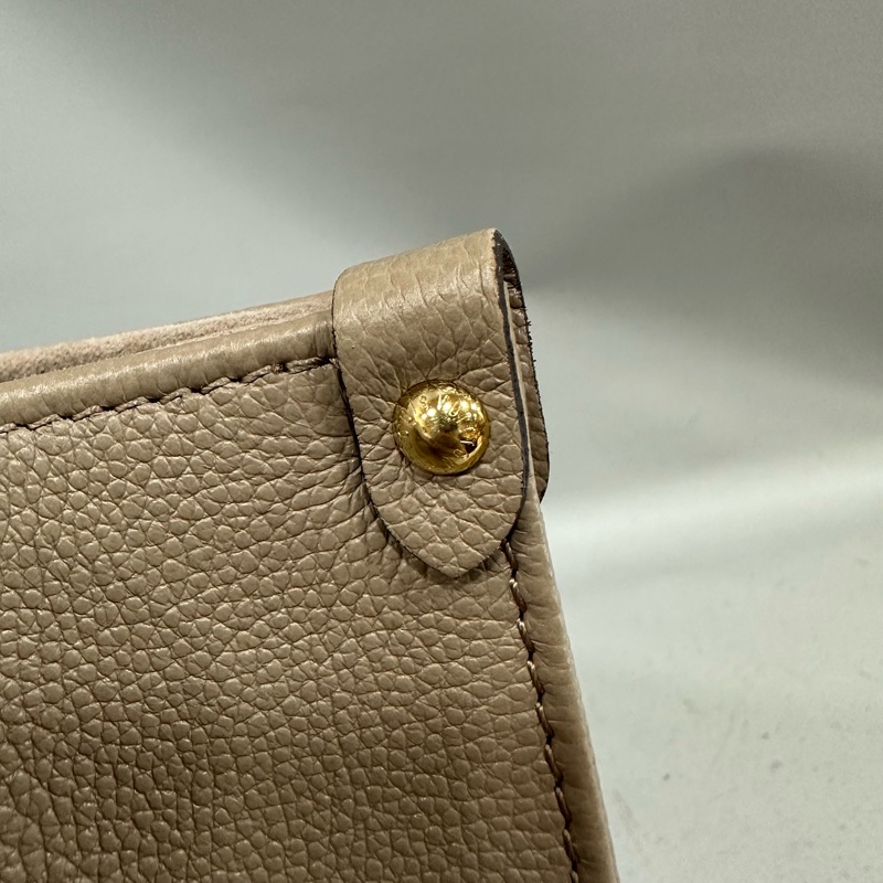 LV M45779 奶茶色牛皮壓紋in the go 斜背背 pm-26