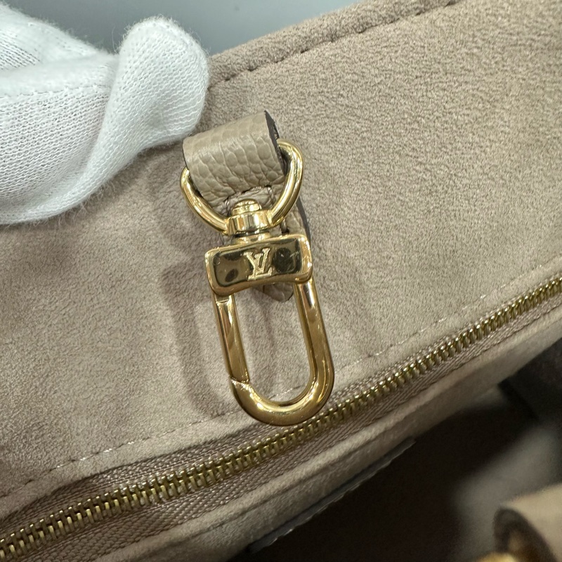 LV M45779 奶茶色牛皮壓紋in the go 斜背背 pm-30