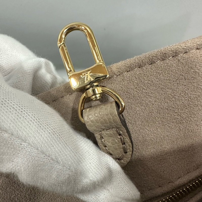 LV M45779 奶茶色牛皮壓紋in the go 斜背背 pm-31