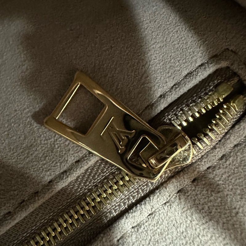 LV M45779 奶茶色牛皮壓紋in the go 斜背背 pm-32