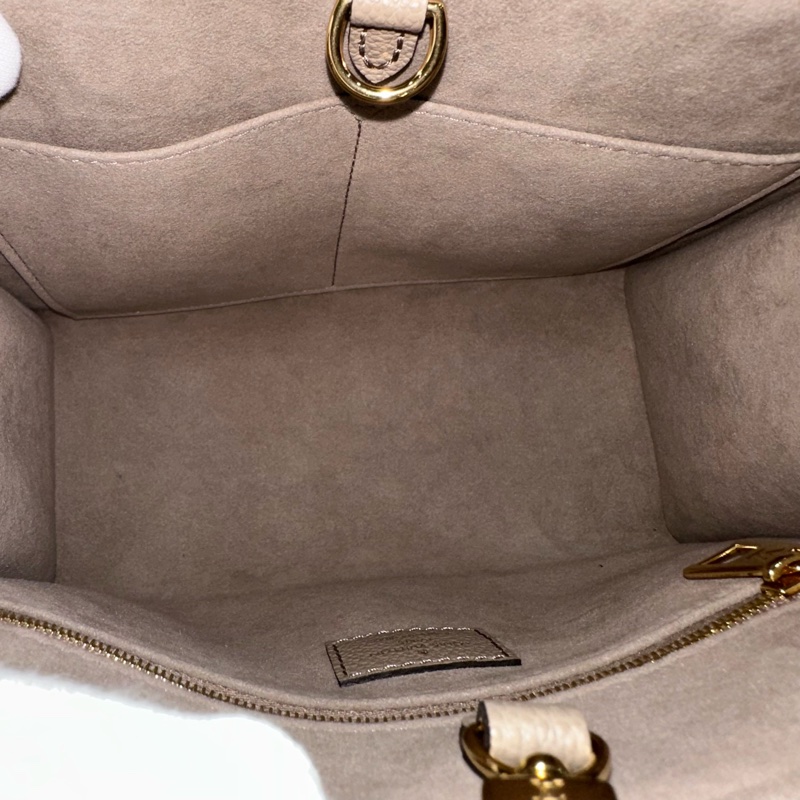 LV M45779 奶茶色牛皮壓紋in the go 斜背背 pm-38