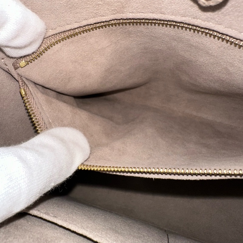 LV M45779 奶茶色牛皮壓紋in the go 斜背背 pm-41