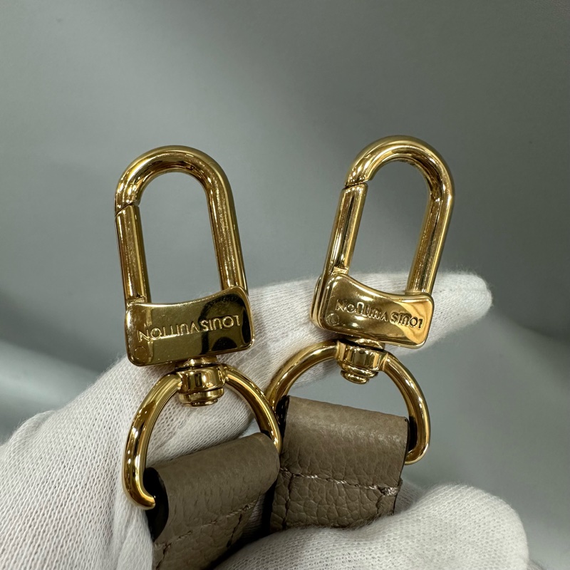 LV M45779 奶茶色牛皮壓紋in the go 斜背背 pm-47