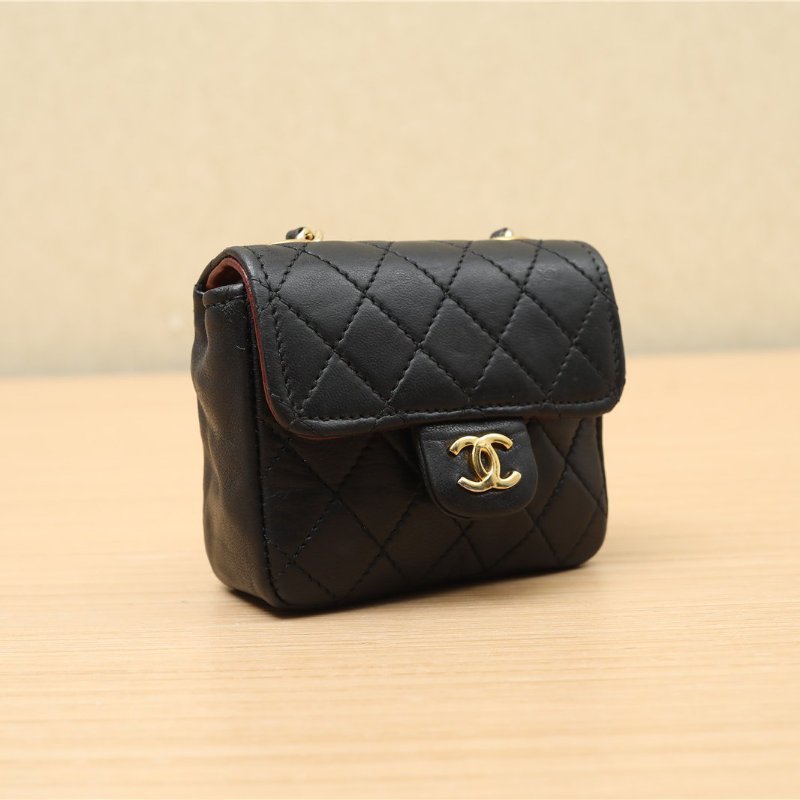 CHANEL 中古黑金牛暗紋logo奶粉包黑色3開肩背包-1