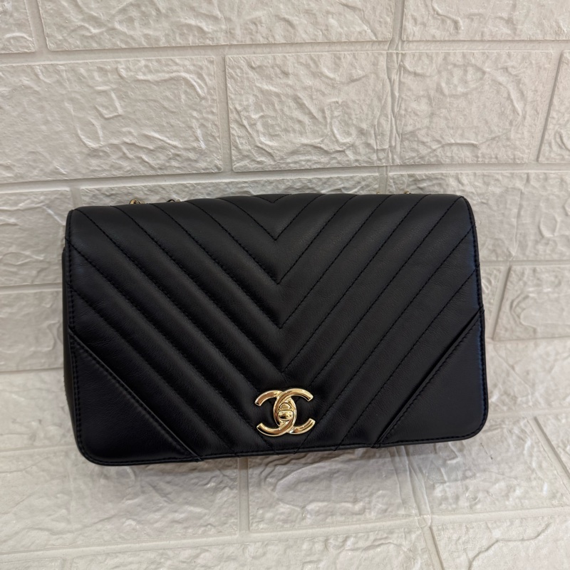 Chanel黑色山形紋金雙C口蓋斜背包-0