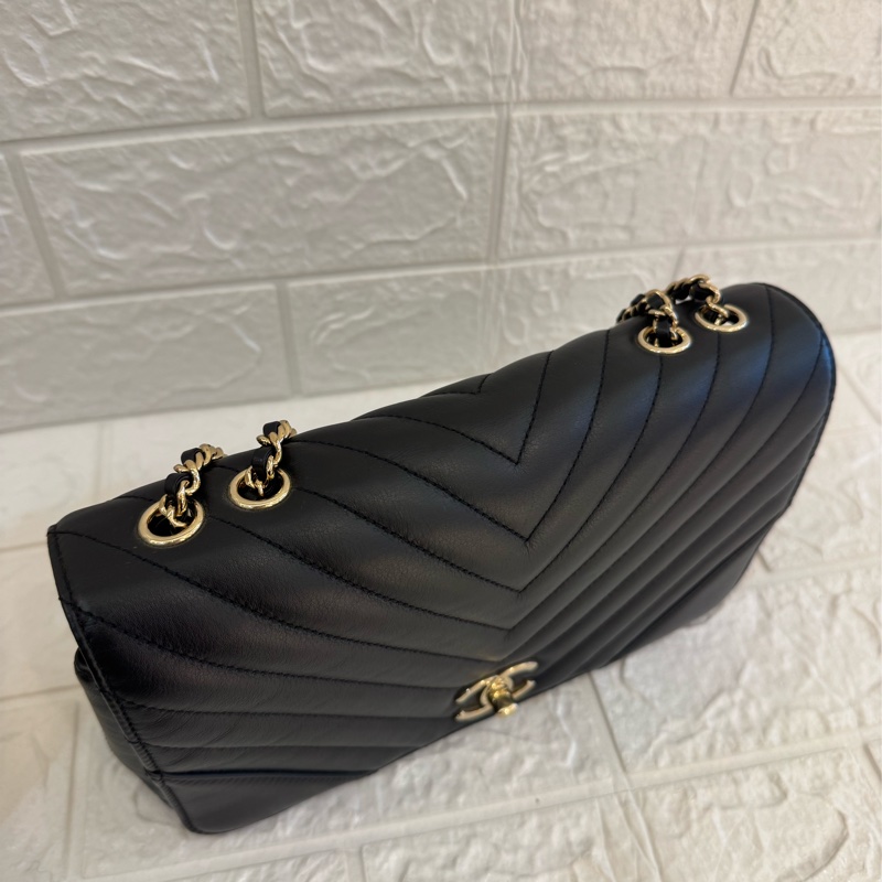 Chanel黑色山形紋金雙C口蓋斜背包-1