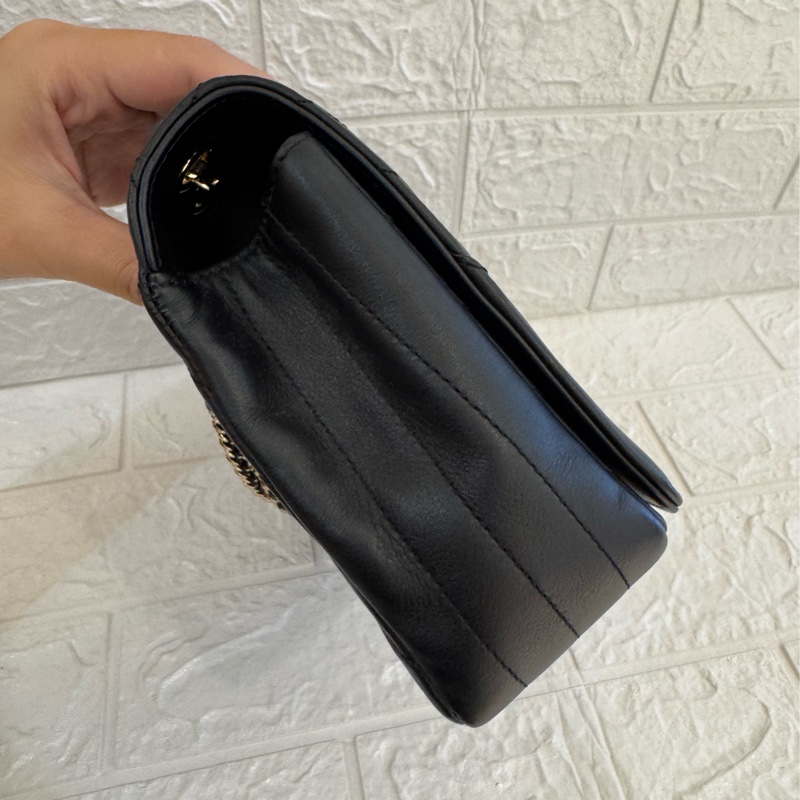 Chanel黑色山形紋金雙C口蓋斜背包-2