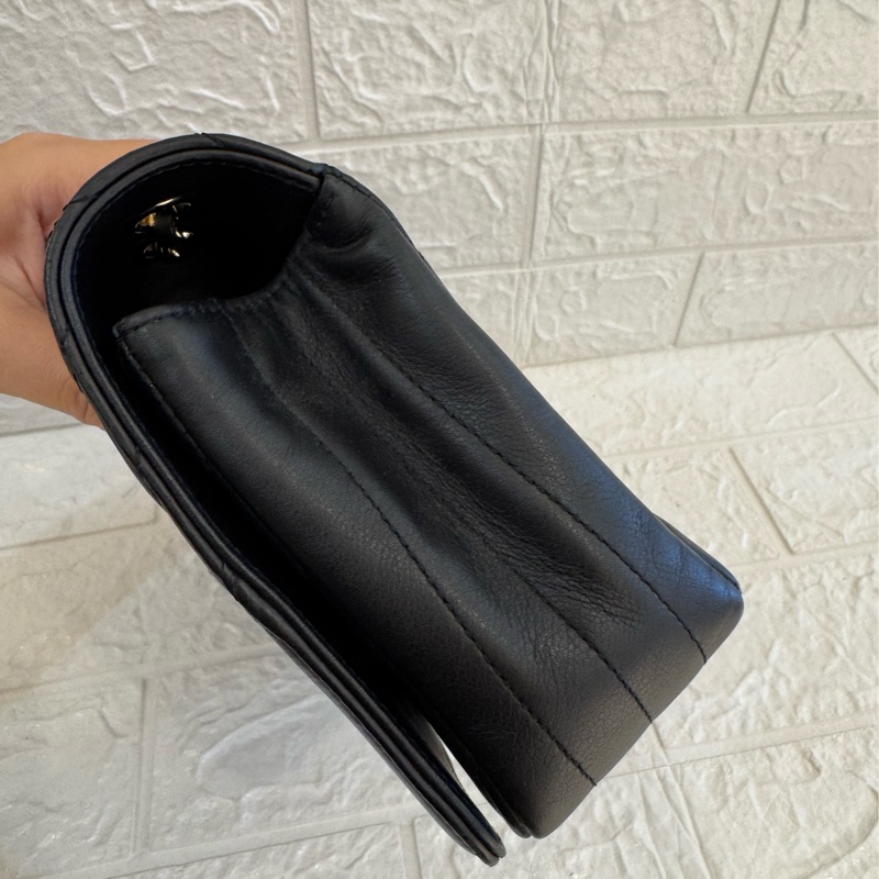 Chanel黑色山形紋金雙C口蓋斜背包-3