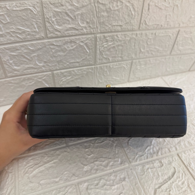 Chanel黑色山形紋金雙C口蓋斜背包-4