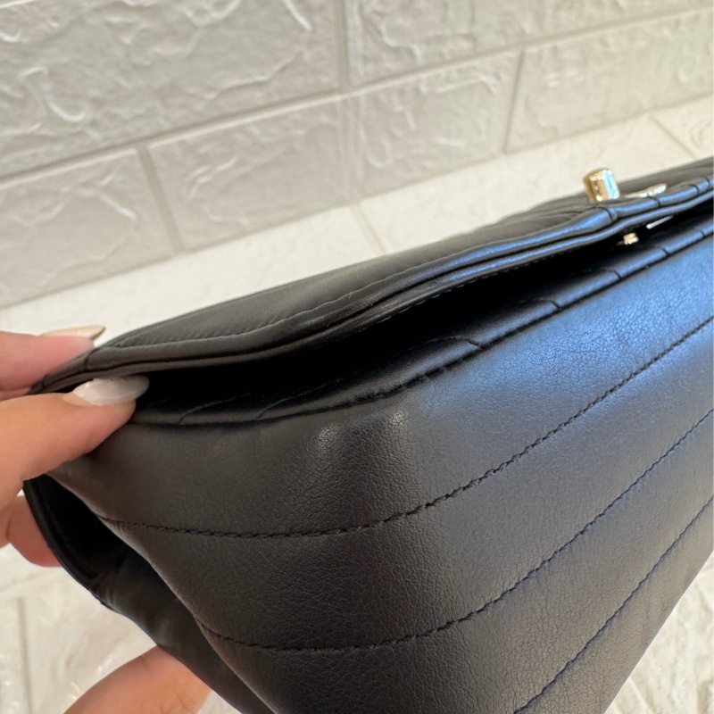 Chanel黑色山形紋金雙C口蓋斜背包-5