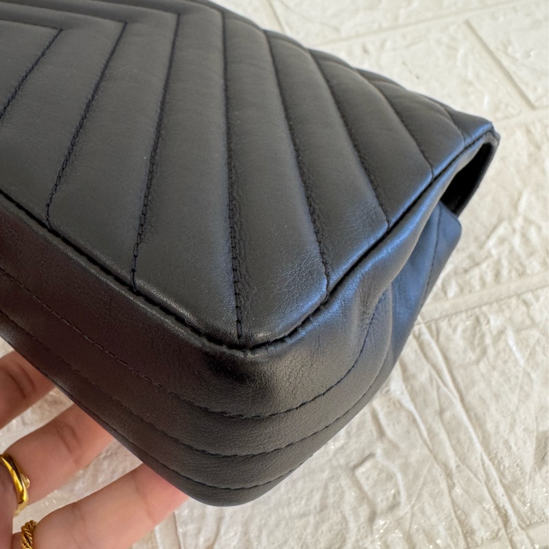 Chanel黑色山形紋金雙C口蓋斜背包-6