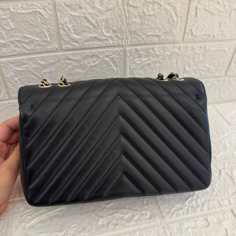 Chanel黑色山形紋金雙C口蓋斜背包-9
