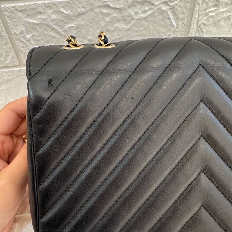 Chanel黑色山形紋金雙C口蓋斜背包-10
