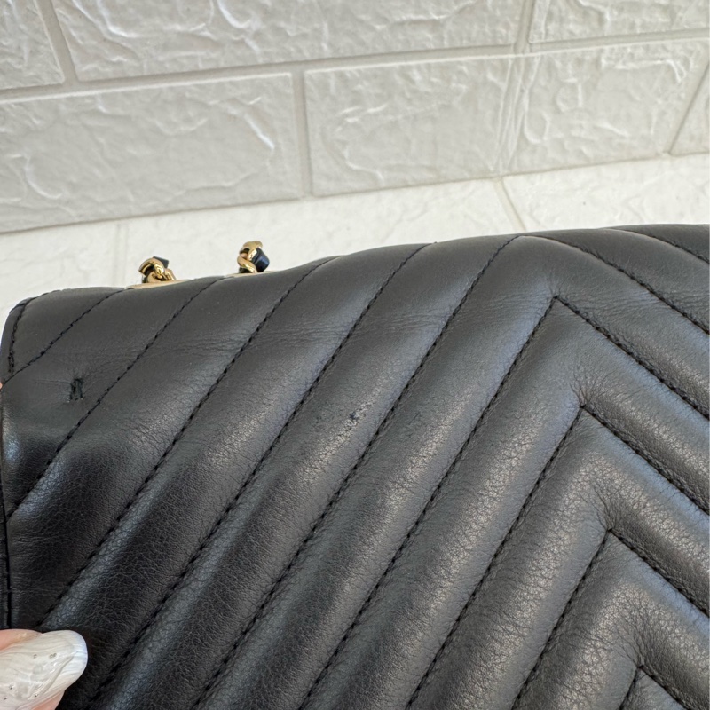 Chanel黑色山形紋金雙C口蓋斜背包-11