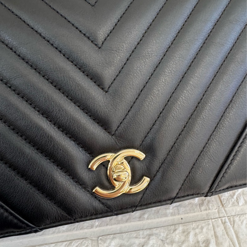 Chanel黑色山形紋金雙C口蓋斜背包-12