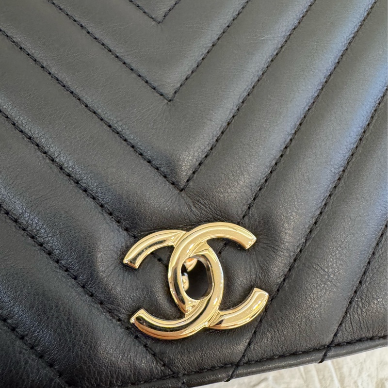 Chanel黑色山形紋金雙C口蓋斜背包-13