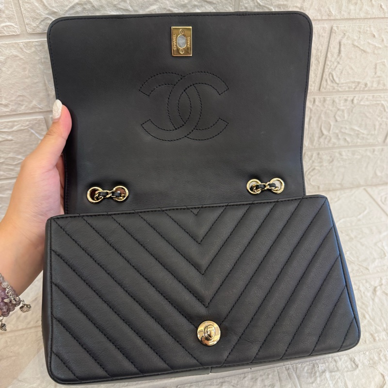 Chanel黑色山形紋金雙C口蓋斜背包-14